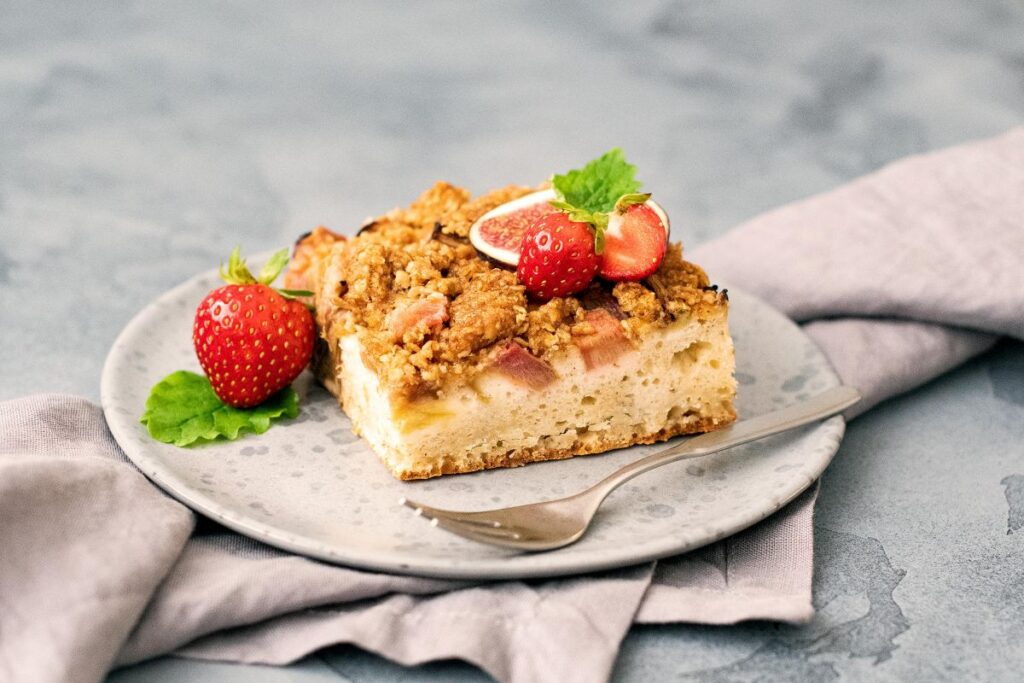 Rhubarb crumble cake