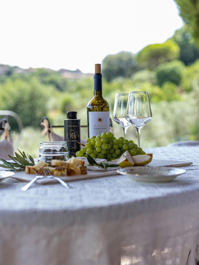 White wine with pair with grapes and food al fresco