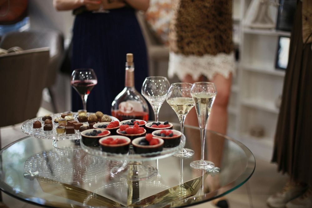 Sparkling wine with fruit and chocolate