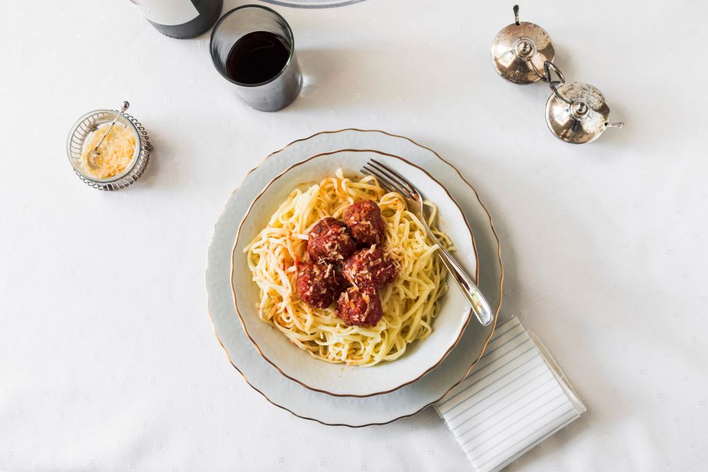 Tannin red wine with spaghetti and meatballs